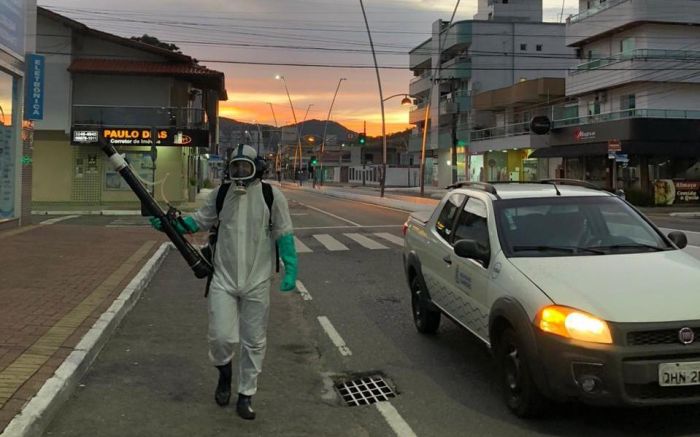 O produto é aplicado em locais próximos de onde são registrados casos positivos (Foto: Prefeitura de Balneário Camboriú)