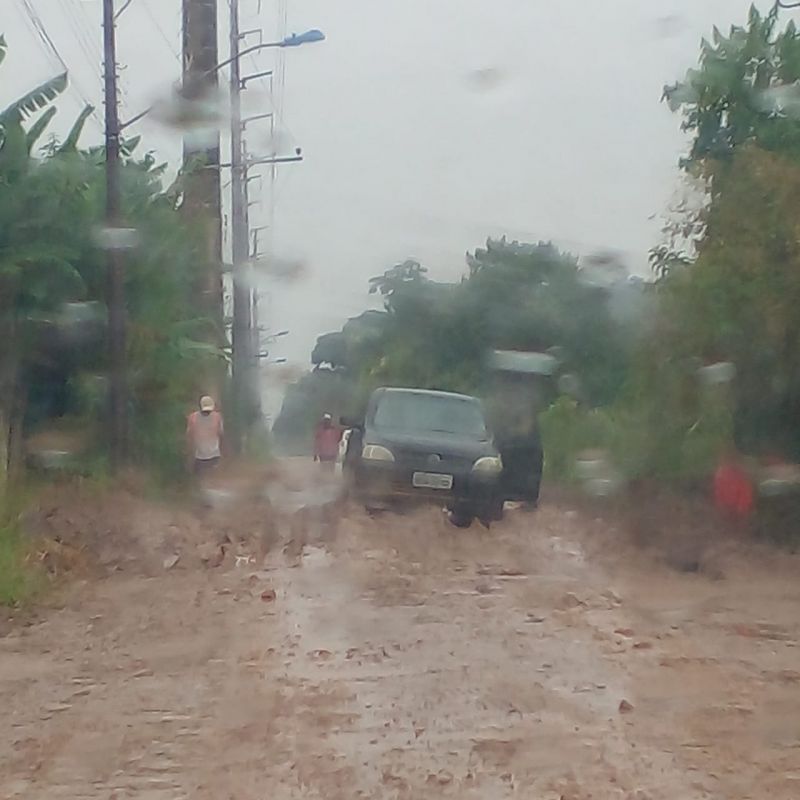 Carro particular é o único meio de transporte dos moradores (foto: leitor)