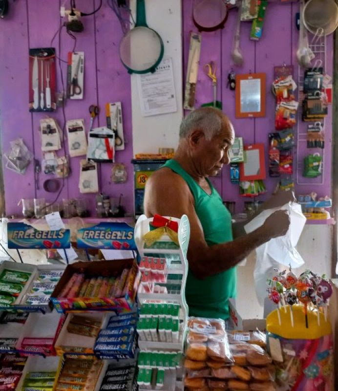 Vendedor local relata a falta de clientes