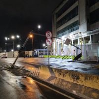 Carro derruba poste e tranca trânsito em frente ao porto de Itajaí 