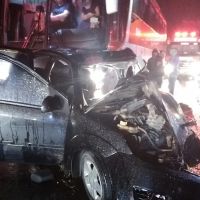 Menina de três anos morre em acidente de carro, van e ônibus  