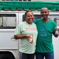 Comerciantes distribuem chocolates na pracinha do bairro Nossa Senhora das Graças