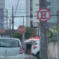 Carros estacionam em local proibido e trancam rua de Cordeiros