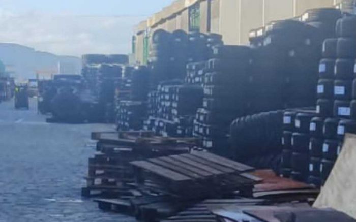 Moradores alegam que existem mais de 40 mil pneus a céu aberto
(foto: reprodução)