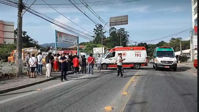 Famílias desesperadas estão em frente da creche (Reprodução Messoregional)