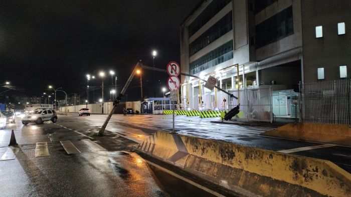 Poste da sinaleira ficou todo torto (Divulgação)