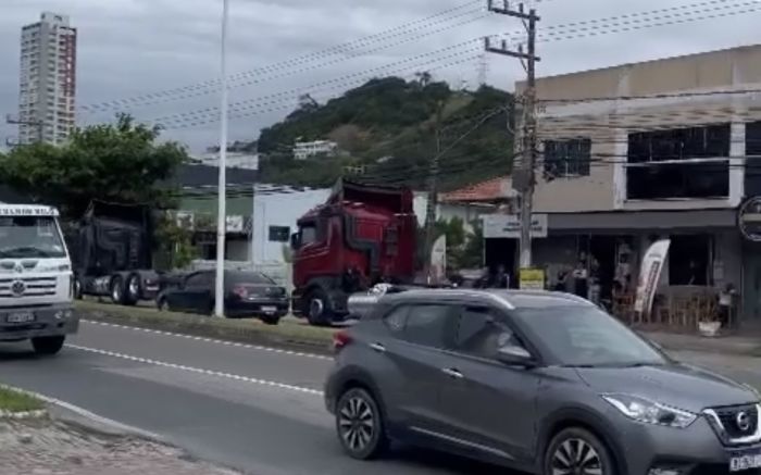 O caixão de Wagner foi transportado em um dos caminhões (Foto: reprodução/Sthefany Lucidi)