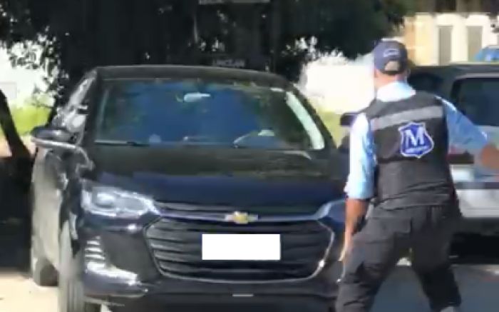 Agressor fugiu nesse carro preto
(Foto: Reprodução)