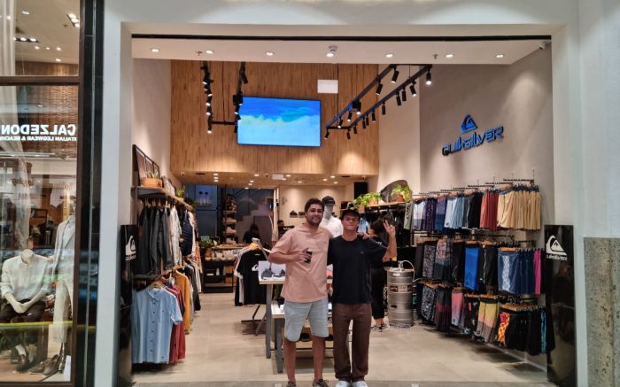 O empresário Rodrigo Cerqueira recebeu o surfista Mateus Herdy para a inaguração da loja nesta quinta-feira em Balneário Camboriú
(foto: divulgação)