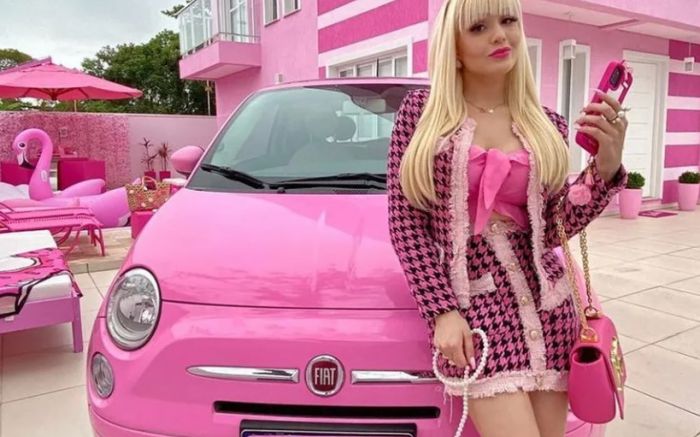 Empresária faz plotagem rosa em Porsche para lançamento de 'Barbie' em  Balneário Camboriú, Santa Catarina