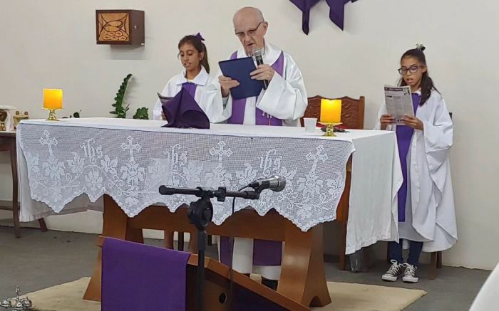 Padre Albano celebrando na Igreja Nossa Senhora de Fátima, em Penha / Divulgação 