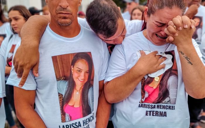 Pais de Larissa e o marido não seguraram as lágrimas
 (Foto: Divulgação)
