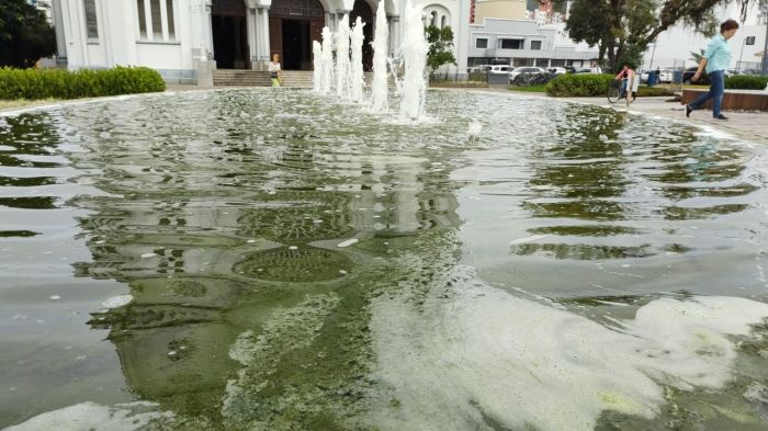 Prefeitura diz que filtro estragou mas que está sendo jogado cloro no local 
(foto: leitor)