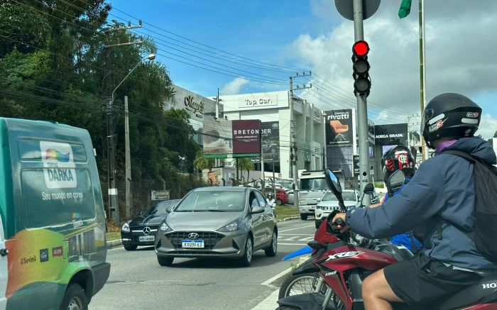 Filas ocorreram na Osvaldo Reis e também na entrada para a Praia Brava pela avenida Carlos Drummond de Andrade (Foto: Leitor)
