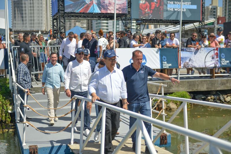 Evandro Neiva apresentou a Vila da Regata à comitiva estadual (foto: Eduardo  Valente)