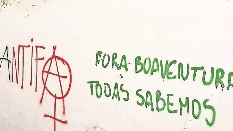 Pichação contra Boaventura nos muros da Universidade de Coimbra