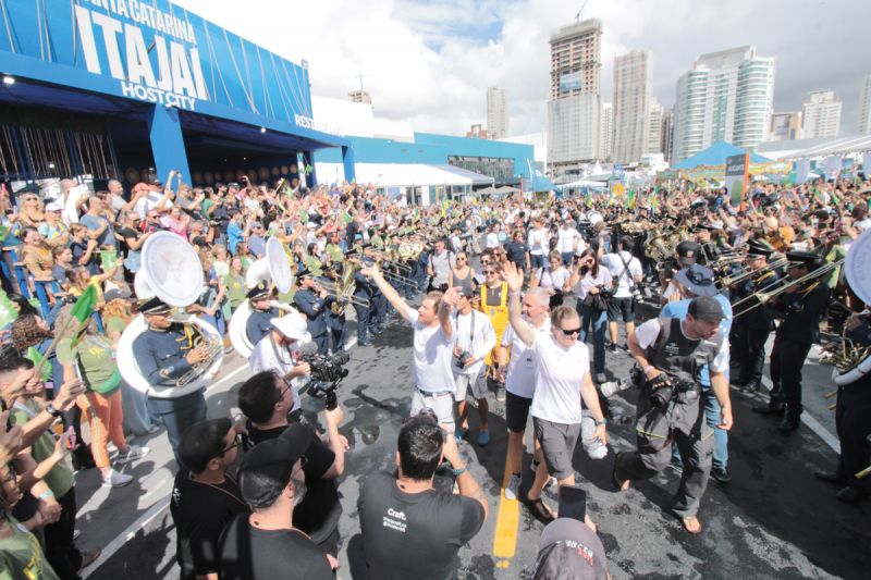 Público prestigiou despedida dos velejadores (FOTO: MARCOS PORTO)