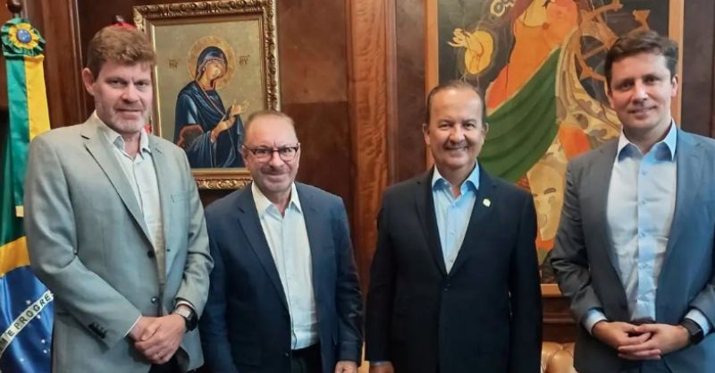 O governador Jorginho Mello recebeu os prefeitos Liba Fronza, Volnei Morastoni e Fabrício Oliveira para falar sobre mobilidade (foto: EDUARDO VALENTE)