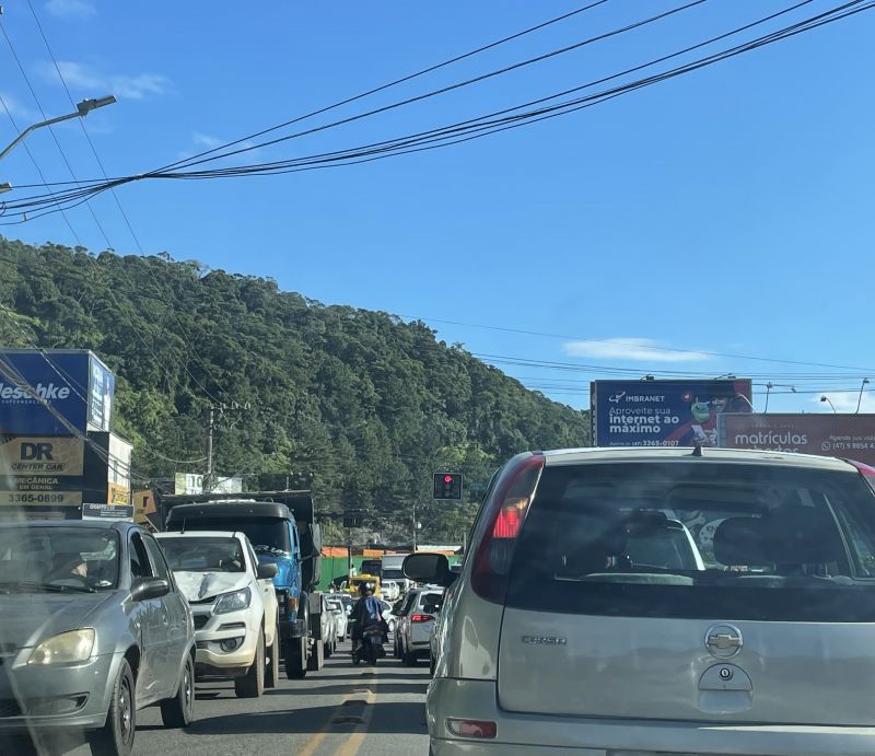 Entrada e saída de Camboriú já estava congestionada na manhã de quinta-feira  (foto: Laura Testoni)