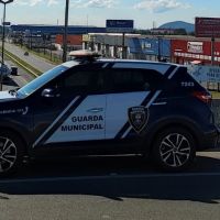 Mulher ameaça pular do viaduto da Adolfo Konder e é salva por populares