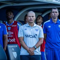 Avaí demite o técnico Alex após vexame em casa