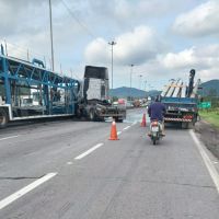 Batida entre dois caminhões derrama óleo na pista 