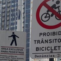 Skatistas e patinadores reclamam de  proibição de uso da praça Tamandaré