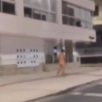Homem em surto anda peladão na orla de Balneário Camboriú
