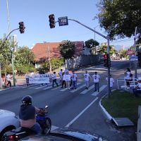 Família e amigos fazem segundo protesto por morte de jovem com dengue 