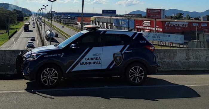 Mulher foi convencida a descer por populares e recebeu atendimento
Foto: Divulgação