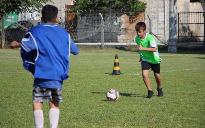 Treinos são feitos no campo do bairro Nova Esperança toda segunda e quarta-feira (Foto: Divulgação)