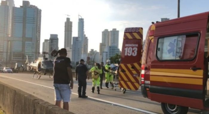 O motociclista foi arremessado e atropelado (Foto: Reprodução/Gerson Felippi)