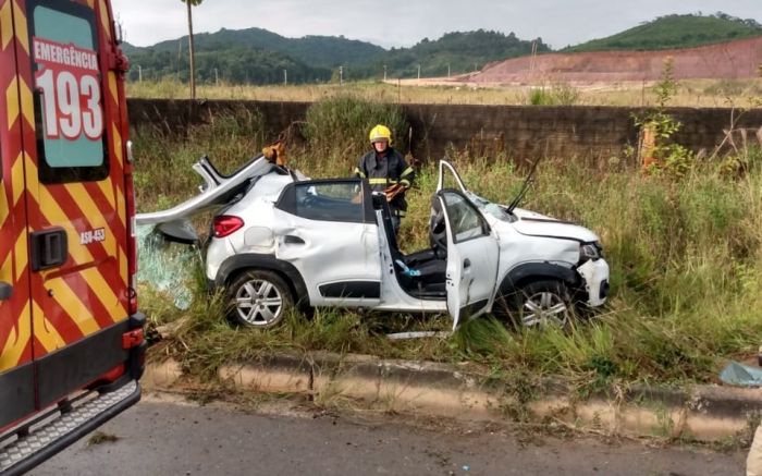 Mobi e um Sandero se envolveram na batida
(Foto: Divulgação)