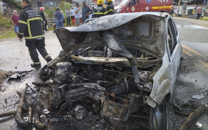 Motoristas do carro morreu na hora. Três crianças foram salvas antes do incêndio
(foto: divulgação)