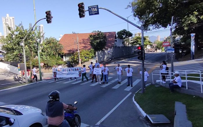 Manifestação foi em frente à prefeitura de Balneário Camboriú 
(Foto: Divulgação)