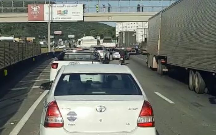 Fila de dois quilômetros se formou durante o atendimento da ocorrência (Foto: Reprodução)