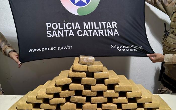 Carro que estava com a droga tinha até batedor

(Foto: Divulgação)