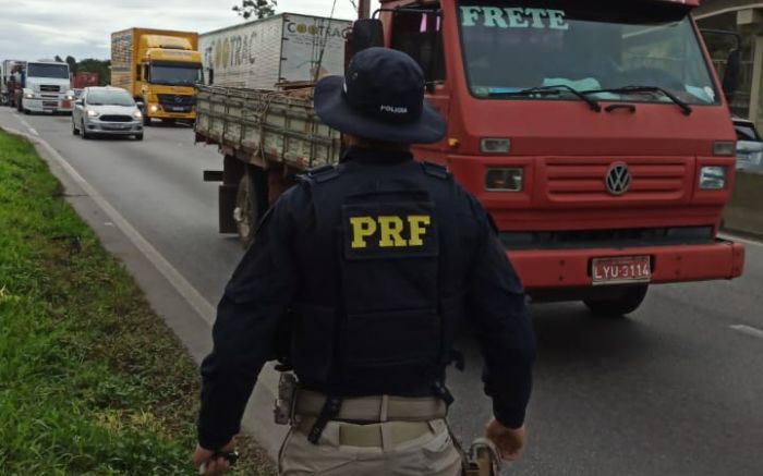 Ao meio-dia as duas pistas foram liberadas (Foto: PRF)