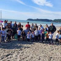 Alunos recolhem lixo na praia do Atalaia