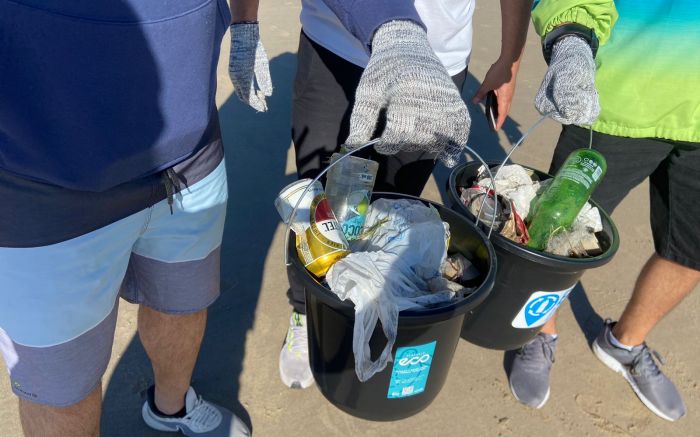 Mutirão fez retirada de mais de 130 kg lixo na Praia da Atalaia e Molhes da Barra (Foto: Divulgação)