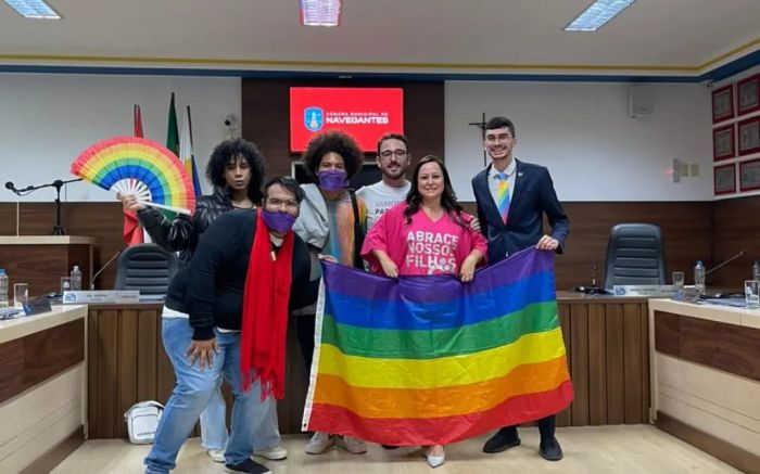 Presidente do legislativo, Gabriel dos Anjos, com manifestantes contra o arquivamento da CPI e integrantes do Coletivo Mães da Diversidade 
(Foto: Divulgação)