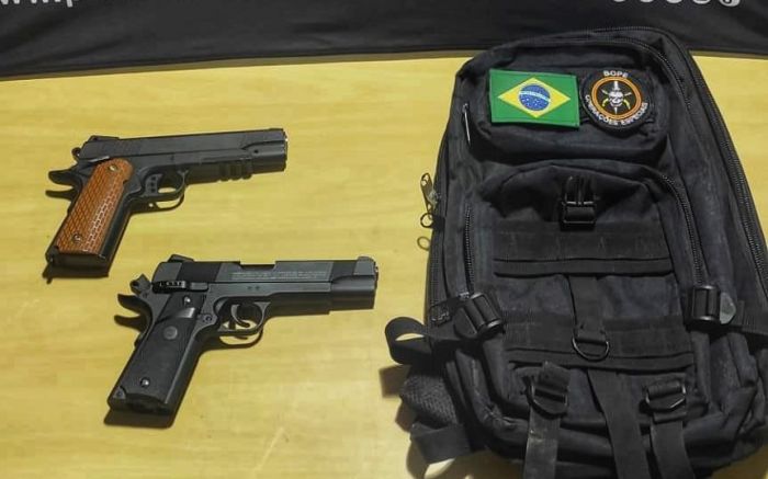 Policial fake estava com imitações de armas  (Foto: Polícia Militar de Balneário Camboriú)