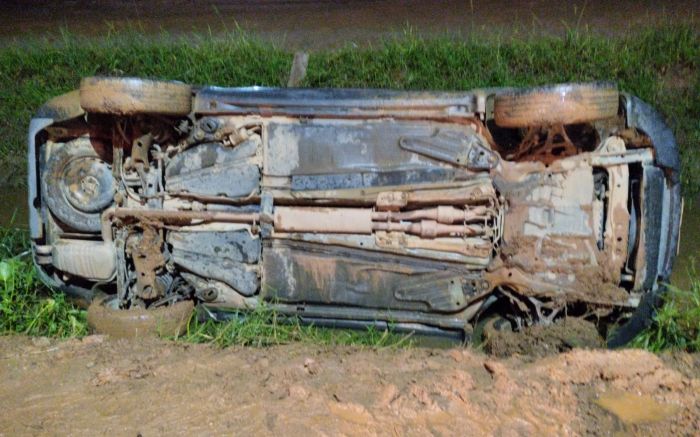 Bombeiros precisaram arrancar  a porta do veículo para conseguir salvar a mulher

(Foto: Divulgação)