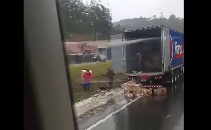 Até um caminhão de lixo da prefeitura foi usado pra levar as mercadorias roubadas
(Foto: Reprodução)