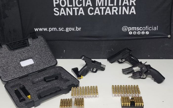 Agressor tinha armas em cofre
(Foto: Divulgação)