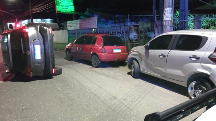 Veículo capotou no meio da Heitor Liberato (Foto: Divulgação)