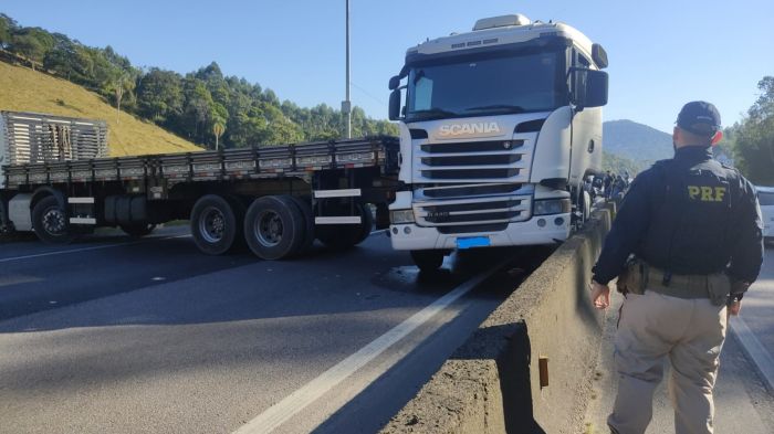 Carreta e moto se envolveram na batida
(Foto: Divulgação)