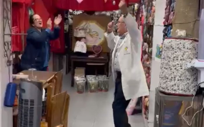 Dono da farmácia Corrêa deu um gás na versão peixeira da “entre dançando e ganhe um doce”
(Foto: Reprodução)