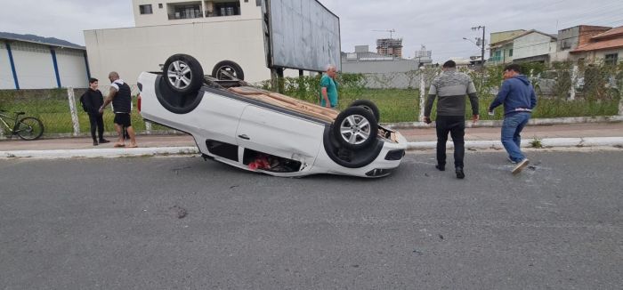 Motorista sofreu ferimentos leves 
(Foto: Leitor)