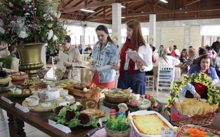 Seis jurados provaram pratos salgados e doces antes da escolha dos melhores
(foto: Marcos Porto)